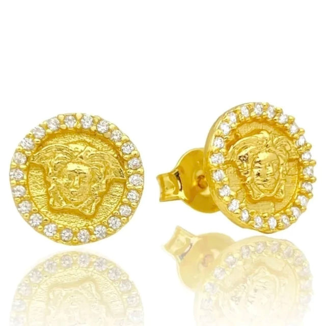 Brinco Medalha Medusa Cravejado - Banho Ouro
