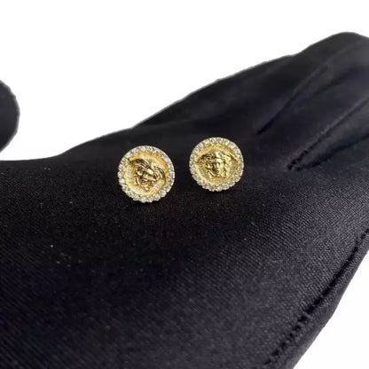 Brinco Medalha Medusa Cravejado - Banho Ouro