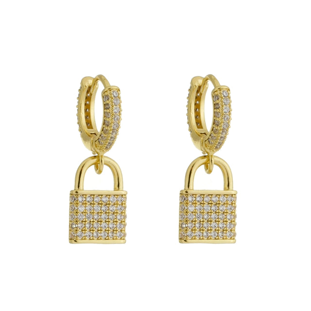 Brinco Argola Cravejada com Pingente de Cadeado Cravejado - Banho Ouro