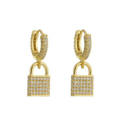 Brinco Argola Cravejada com Pingente de Cadeado Cravejado - Banho Ouro